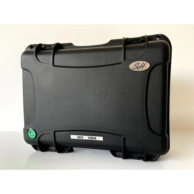 Batterie 37,8V100A Avec Sortie Régulée. 1 Batterie 37,8V100A Avec Sortie Régulée.